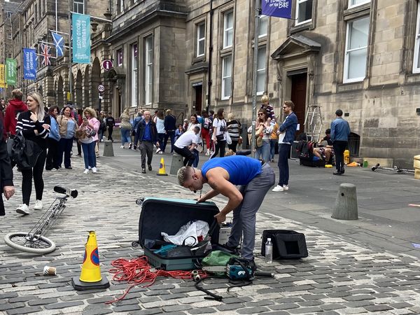 Street Performer in Edinburgh thumbnail