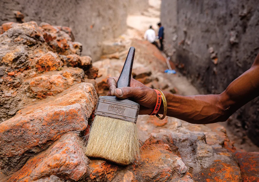 A worker at the Kapilavastu site