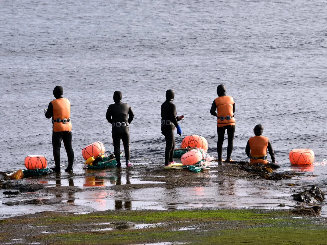 Haenyeo before a dive
