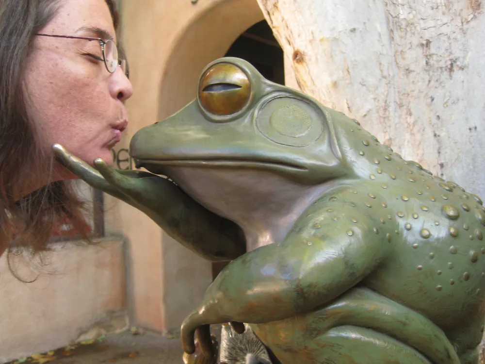 frog kiss