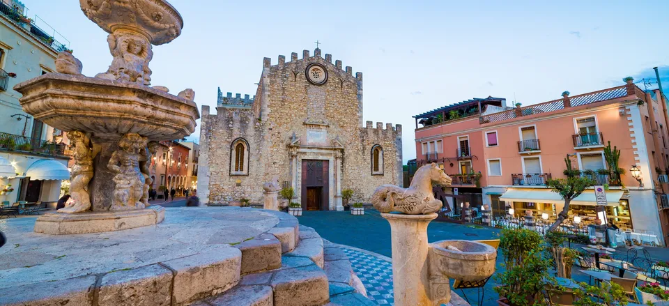  Cathedral square with St. Nicola Church, Taormina 