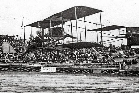 With Lincoln Beachey at the controls, a Curtiss design dashes past the crowd, but not fast enough to earn points from the judges.
