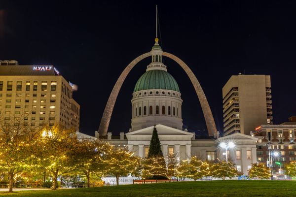 Old Courthouse and Gateway Arch thumbnail