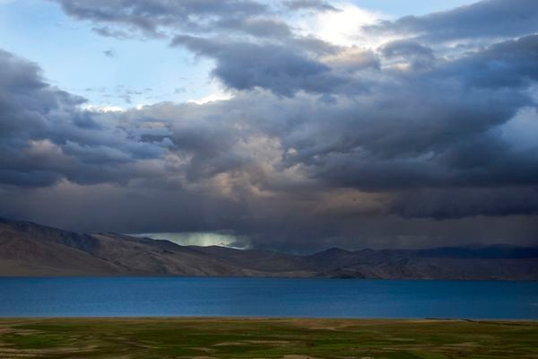 Tso-Murriri Lake,the high altitute lake in Ladakh.Just before rain the clouds covers the sky. thumbnail