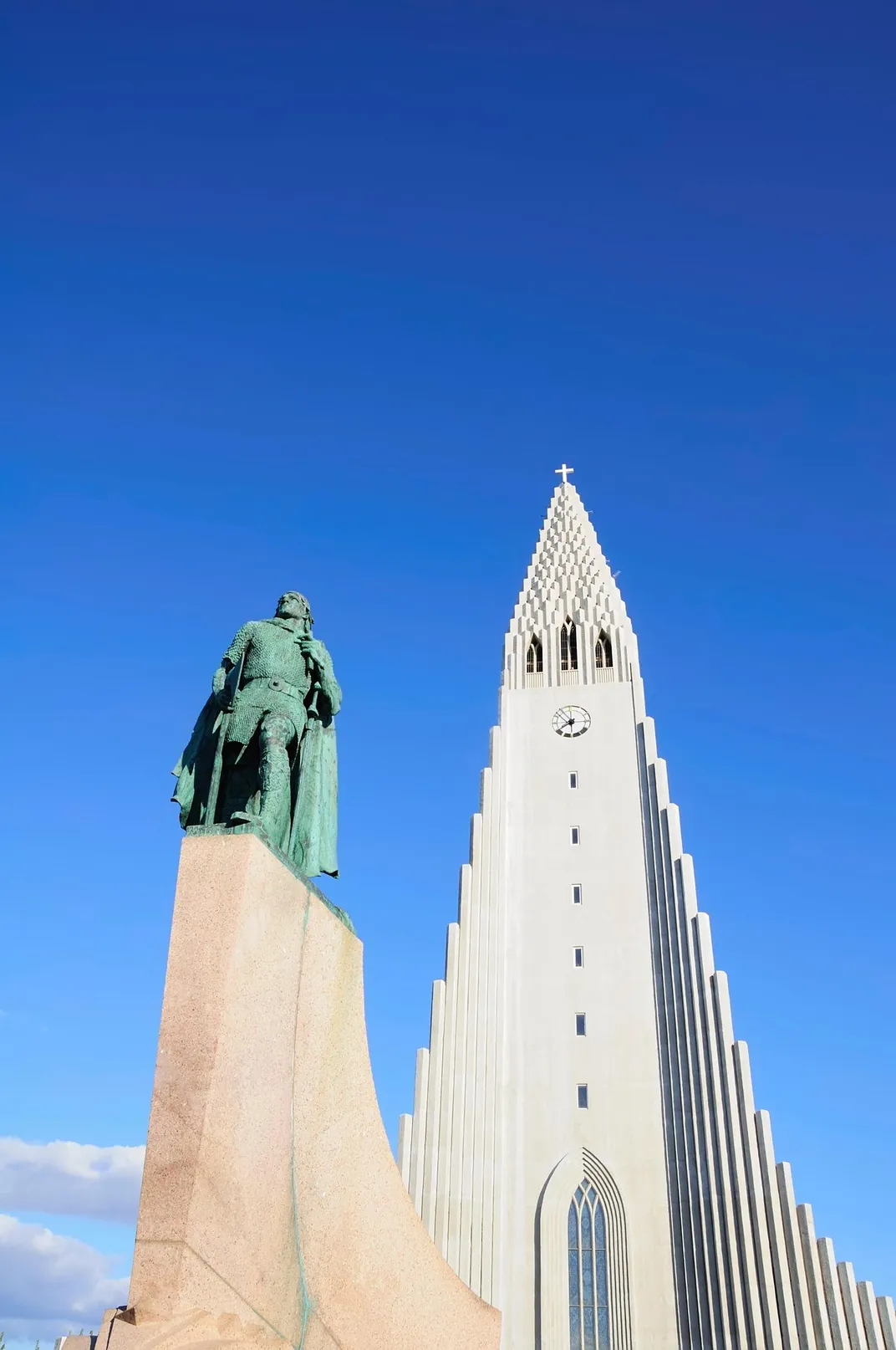 Hallgrimskirkja Church and statue of the explorer Leif Erikson, Reykjavik