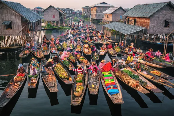 Floating market thumbnail