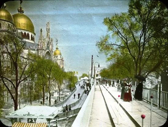 The 1900 Paris Expo’s moving sidewalk (right) with the Italian Pavilion (left)
