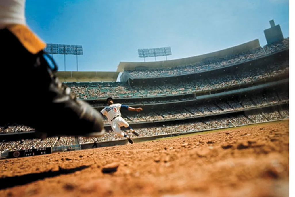 Willie Davis in mid-slide