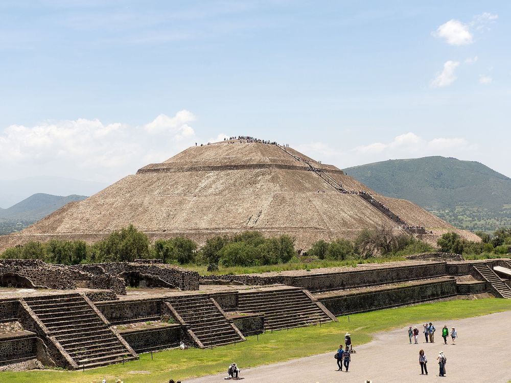 Vista de la Pirámide del Sol en Theodihuagan, una gran pirámide que se eleva con muchas historias en un detallado sendero habitado por turistas.