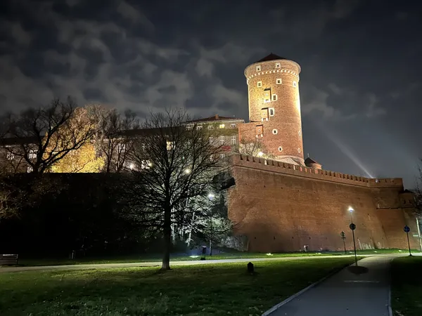 Ominous clouds over Wawel Castle thumbnail