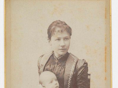 Jo van Gogh-Bonger and her son Vincent Willem, as photographed in Paris in 1890