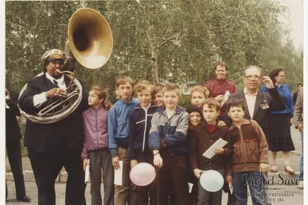 A member of the Young Tuxedo Brass Band from New Orleans poses with Ukrainian youth in Kyiv, May 1990.
&nbsp;