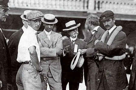 Millions of visitors to the St. Louis Exposition were awed by the feats of aeronaut Roy Knabenshue (in New Jersey, fourth from left, in 1910, with Walter Brookins, in short-sleeve shirt, and Glenn Curtiss, wearing bicycle inner tube).