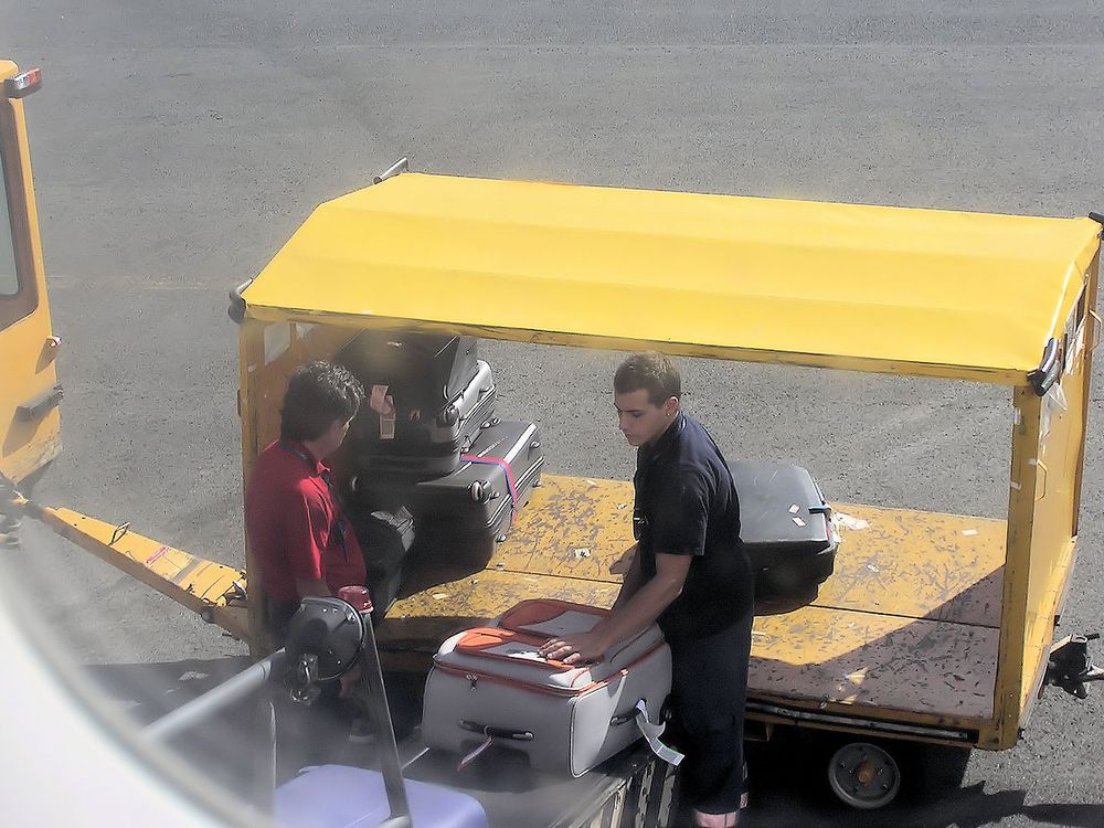 1280px-Baggage.handling.easyjet.arp.jpg