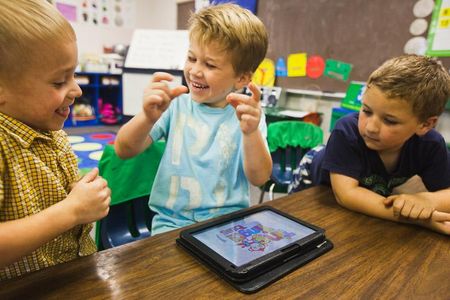 In Melissa Hill¹s class at Knight Enloe Elementary School in Roanoke, Alabama, kindergarteners were issued MIT-programmed tablets without any instructions.
