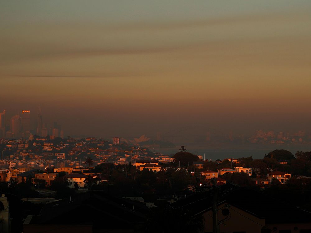 Smoke hangs over Sydney 