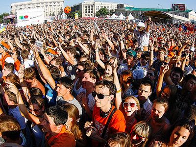 Thousands of Dutch fans celebrate a soccer match between Netherlands and Germany in the Ukranian city of Kharkiv in 2012. The fans and their German counterparts likely share hundreds of genetic ancestors from the past thousand years.