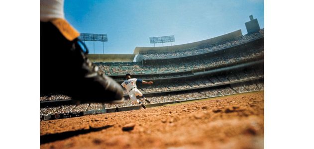 Willie Davis in mid-slide