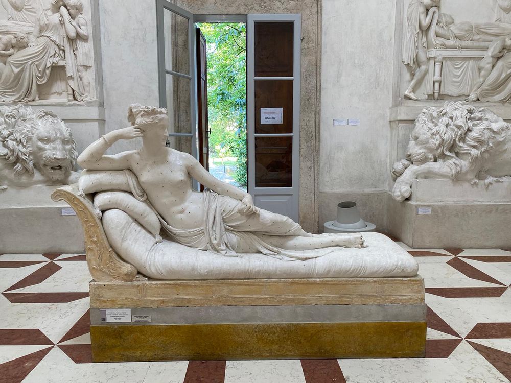 The reclining plaster mold of a woman, with broken toes