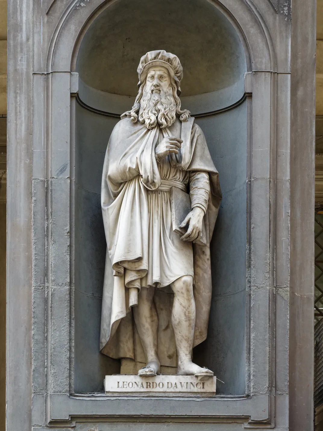 Statue of Leonardo da Vinci, outside the Uffizi Gallery