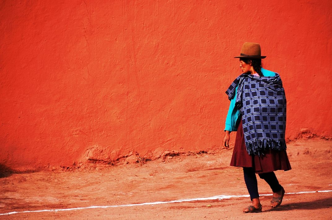Quechua woman out for an afternoon stroll. Credit: Lola Akinmade