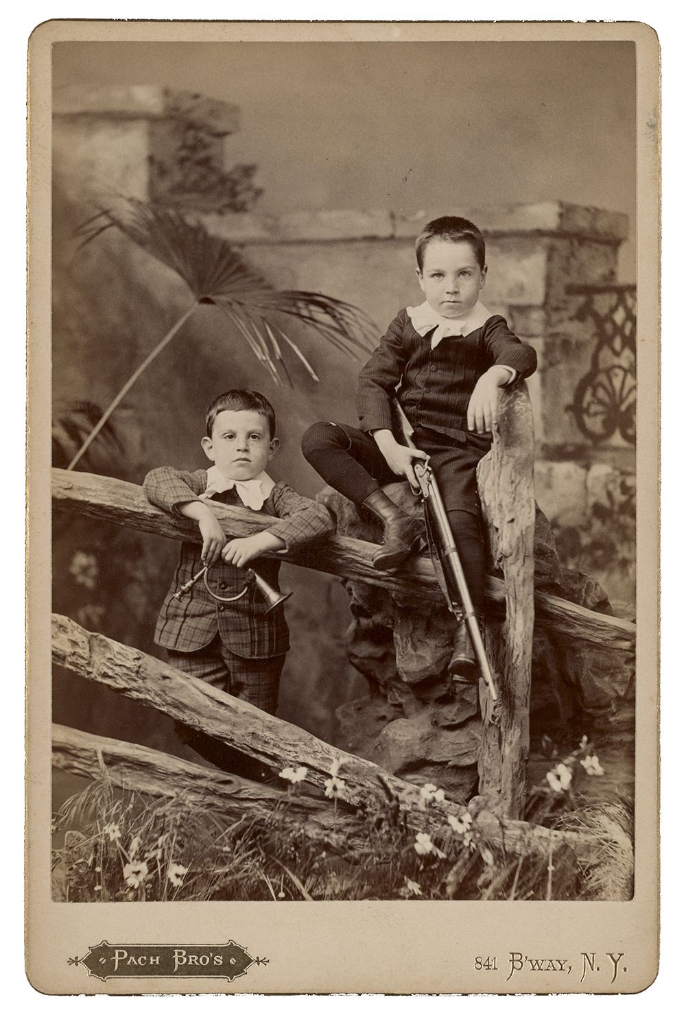Photograph of brothers Alfred and Walter Pach as children.
