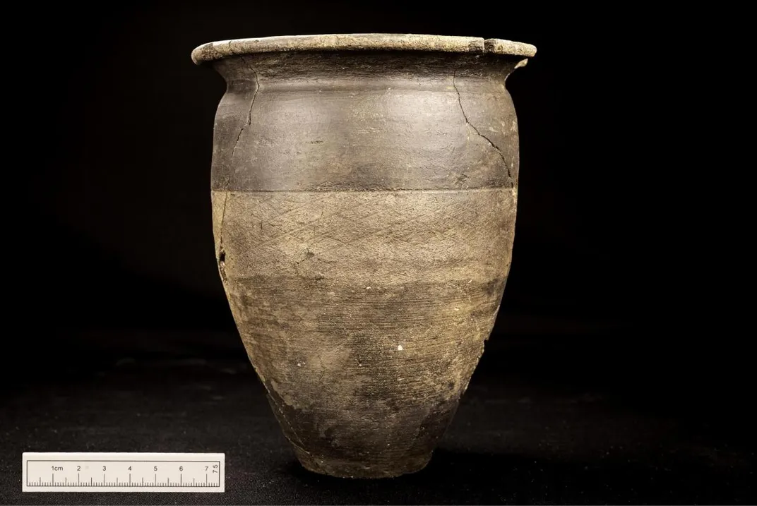 Ancient pot buried in Roman grave