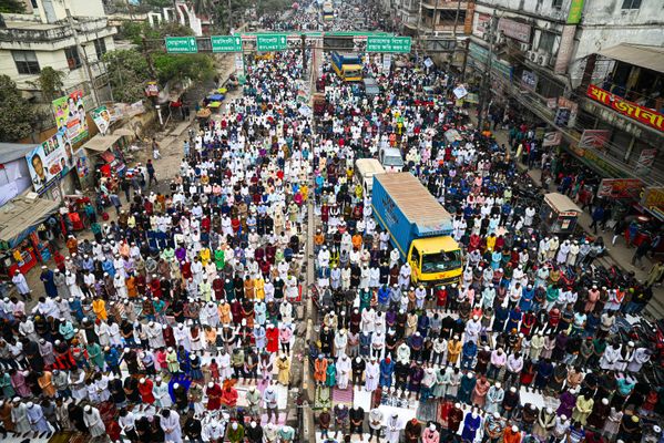 Jummah Prayer on the Highway thumbnail