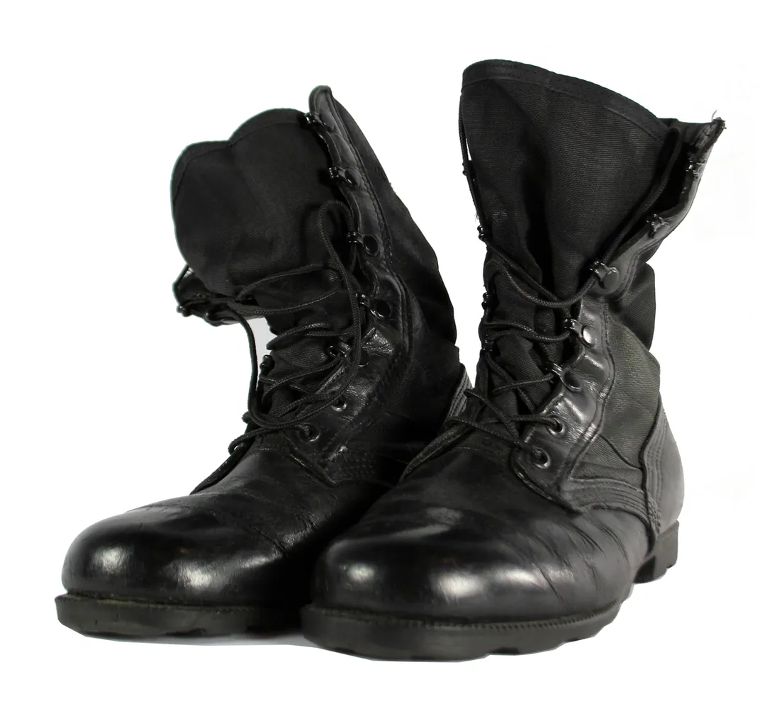 The Colombian army wore leather boots.