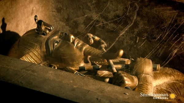 Preview thumbnail for Was King Tut's Tomb Built for a Woman?