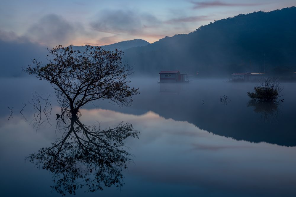 This is a Mun Gwang lake in South Korea. I took this shot on October 24 , 2021 early in the morning . This lake is created by cutting a stream at the foot of the mountain which closes the dam on one side .