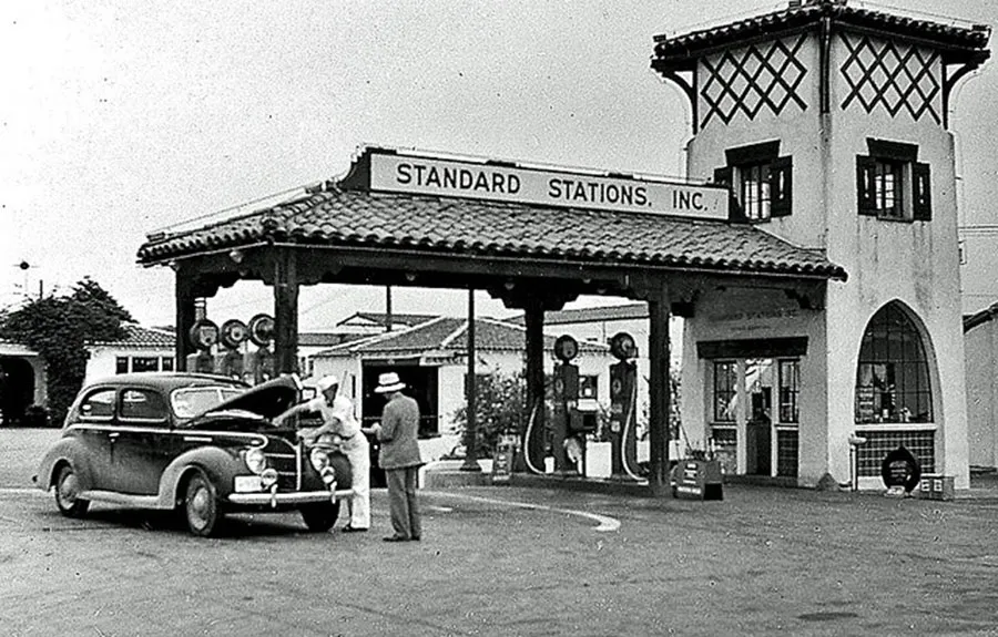 Standard_Stations_filling_station_in_California_1939.jpg