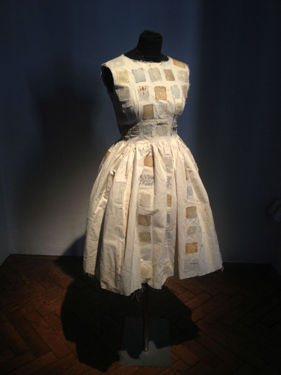 An Artist Dyes Clothes and Quilts With Tuberculosis and Staph Bacteria ...