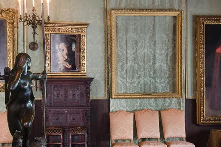A new Netflix documentary, "This Is a Robbery," delves into the mystery of a 1990 art heist.