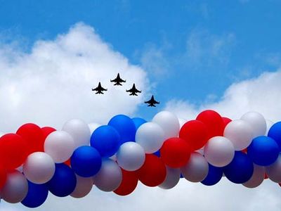 Four F-16 Fighting Falcons fly over Longmont, Colo., for a 4th of July celebration there. The aircraft are assigned to the Colorado Air National Guard�s 140th Wing located at Buckley Air Force Base, Colo.  (U.S. Air Force photo/Maj. Kristin Haley)