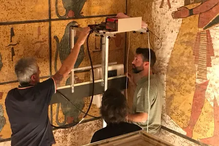 Scanning Tut's tomb