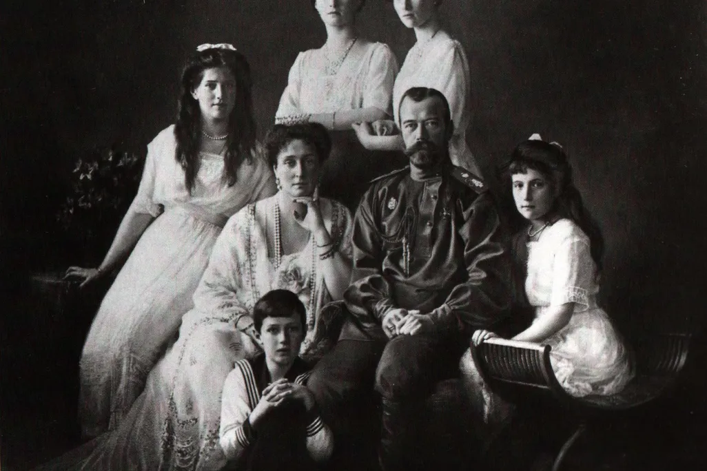 The_Romanovs,_1913.jpg