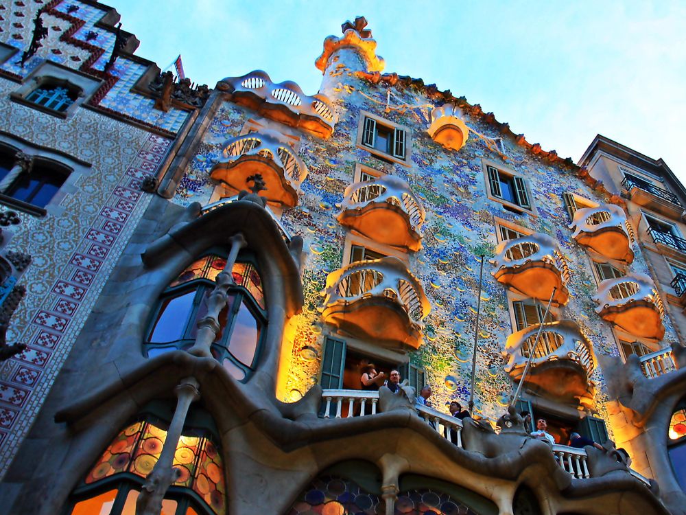 Gaudis_Barcelona_(8202432438).jpg