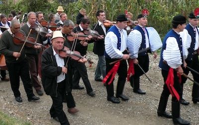 A wedding procession moves from the groom’s house to the bride’s house in Szék/Sic, Transylvania.