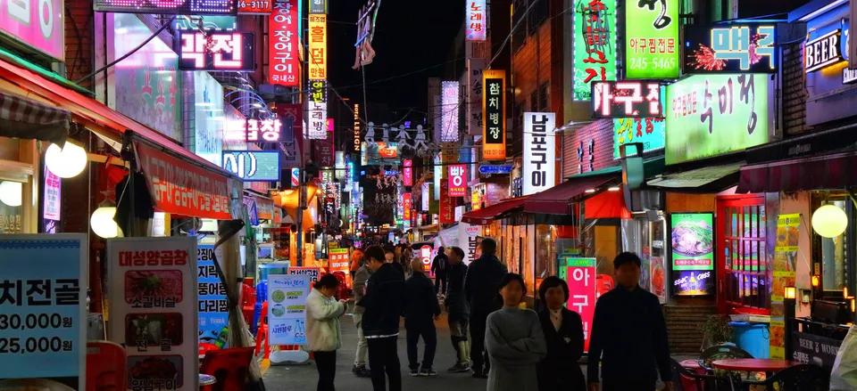  A bustling street in Busan's Bupyeon market 