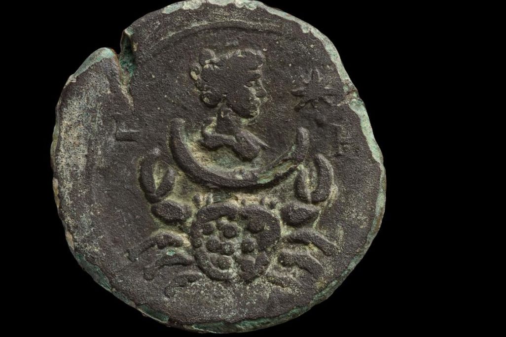 Coin with Luna and zodiac sign for Cancer
