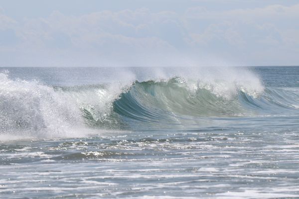Single wave in Outer Banks, NC thumbnail