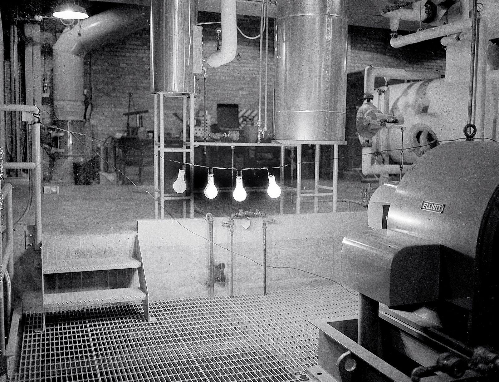 On This Day in 1951, Four Illuminated Lightbulbs in Idaho Were Evidence of  the First Time a Nuclear Power Plant Generated Electricity