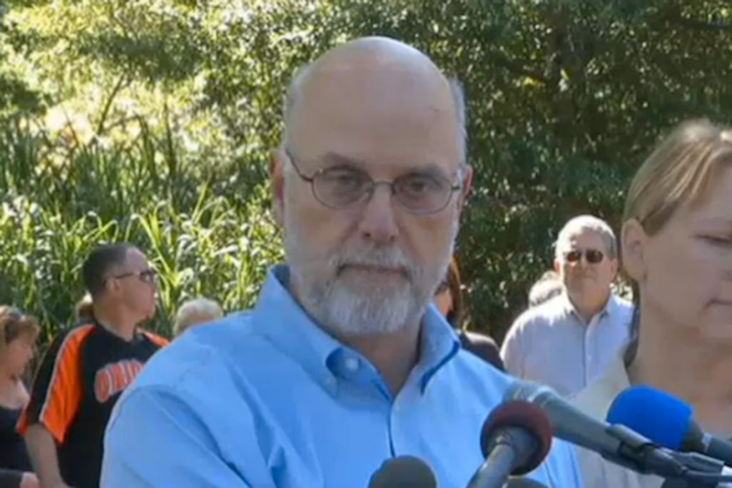 National Zoo Director Dennis Kelly informed crowds of the cub’s death.