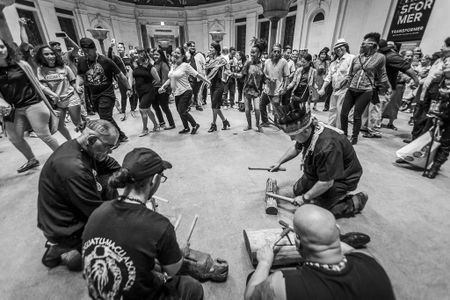 During the reception that closed the program “Taíno: A Symposium in Dialogue with the Movement,” presenters and audience members formed an areíto, or ancestral group dance, to celebrate community, resilience, and regeneration. 
El programa “Taíno: Un simposio en diálogo con el movimiento” se cerró con una recepción durante la cual los presentadores y el público formaron un areíto, o baile ancestral en grupo, para celebrar la comunidad y su capacidad para resistir y regenerarse.