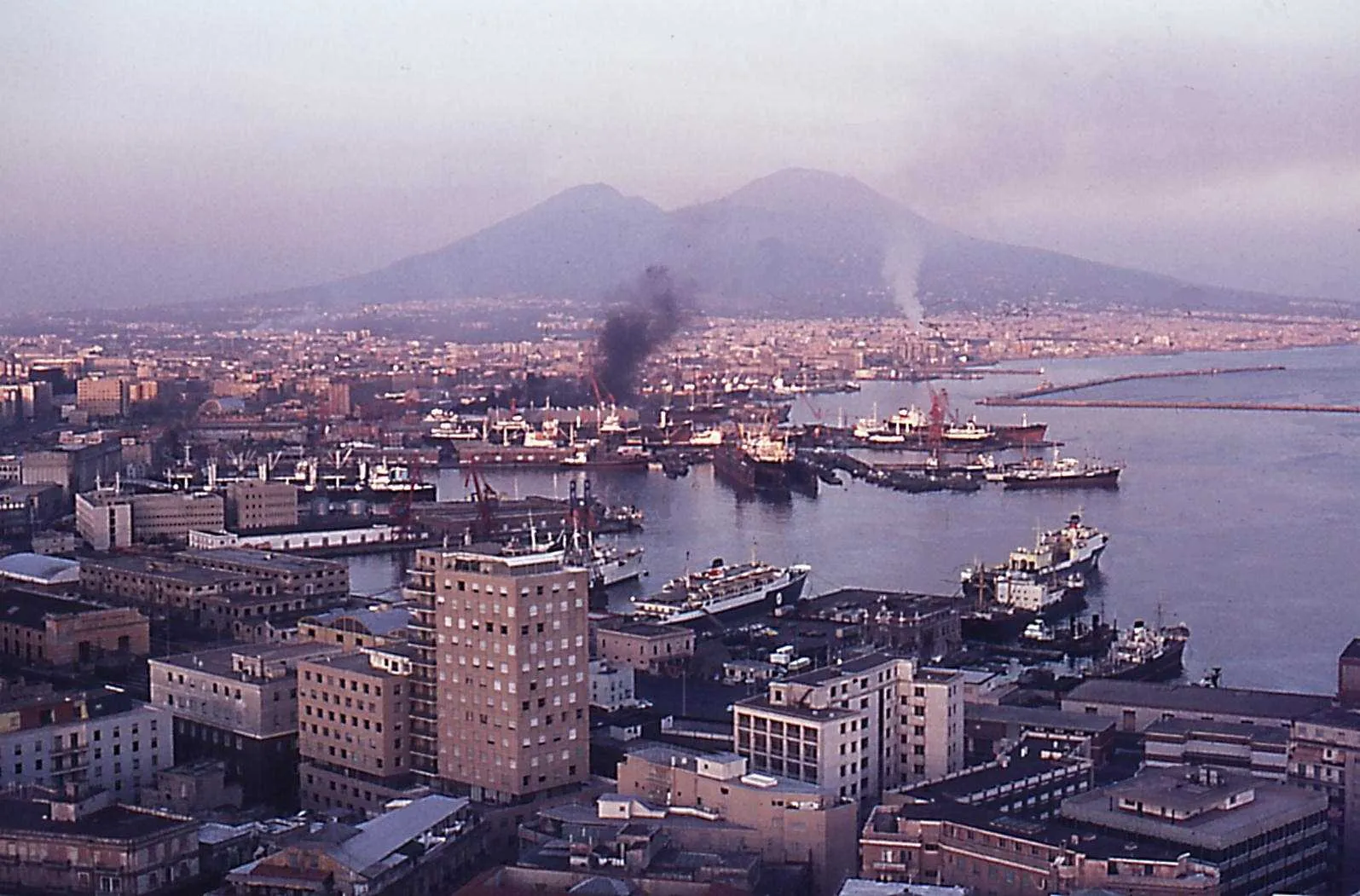 Неаполь под пеленой. Порт Неаполь 1965 год. Неаполь вид на Везувий. Naples Beverello NLG.