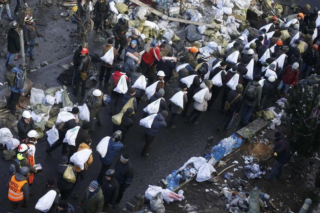 Protestors Strengthening Barricades in Kiev