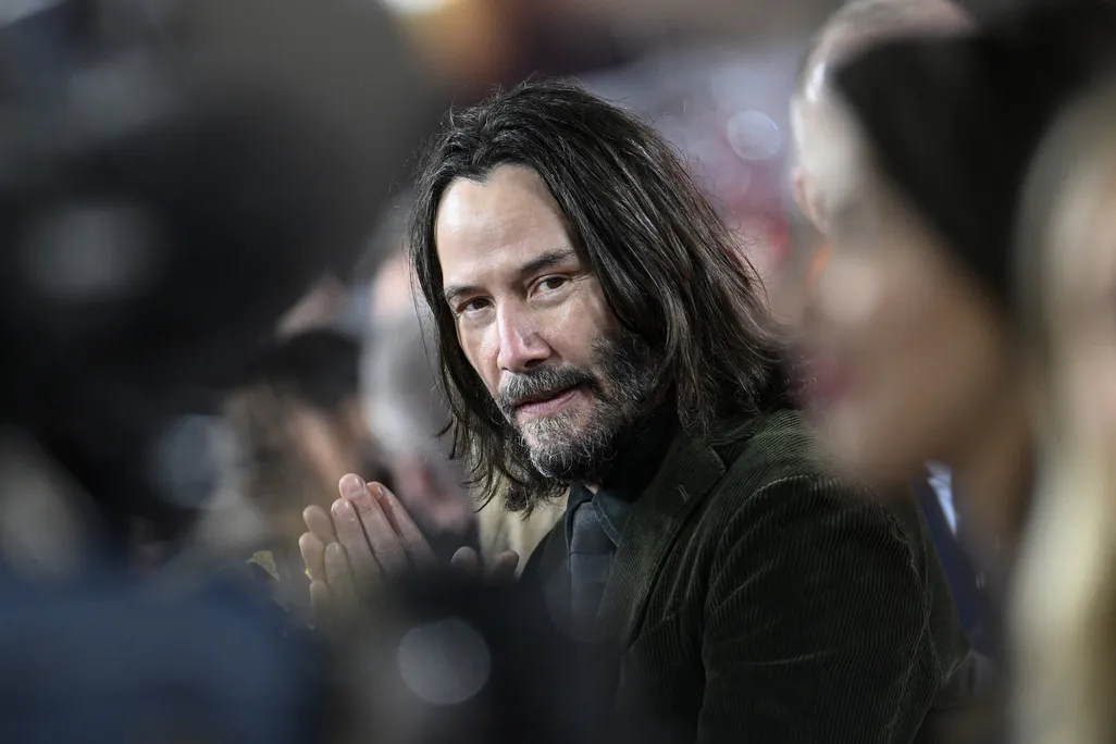 Keanu Reeves clapping