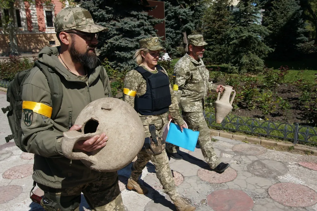 Soldiers carrying clay pots