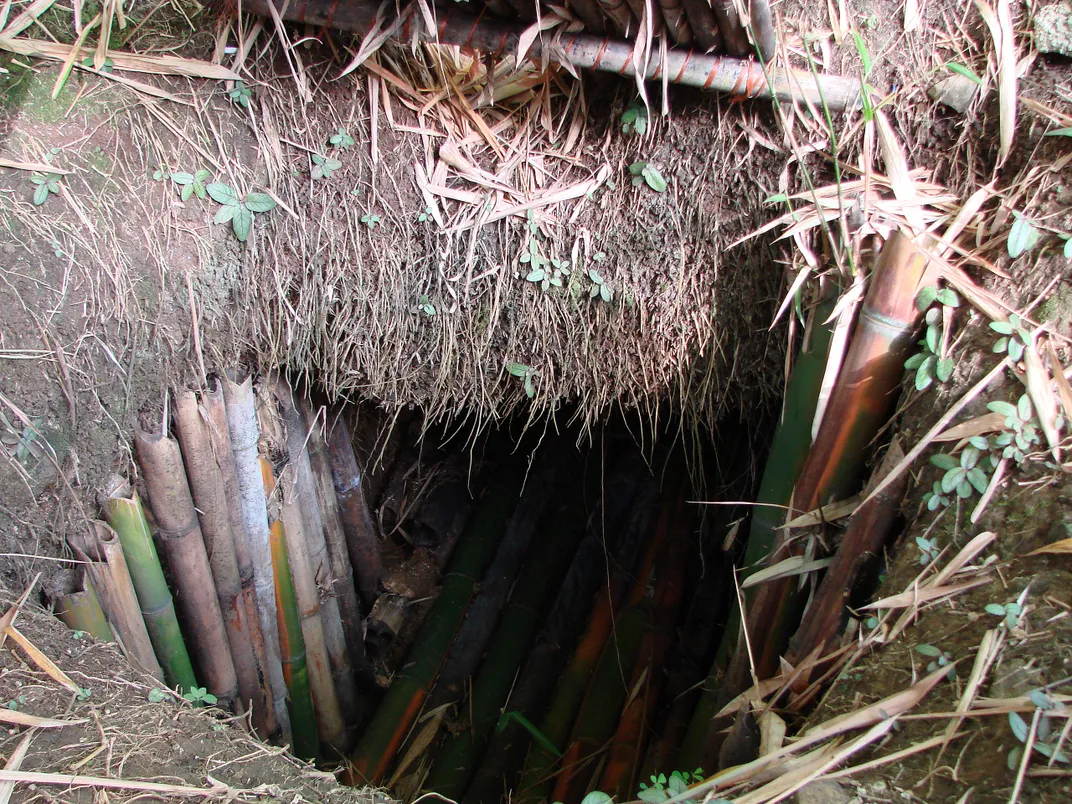 Une reconstitution de la cachette de Yokoi dans la jungle de Guam
